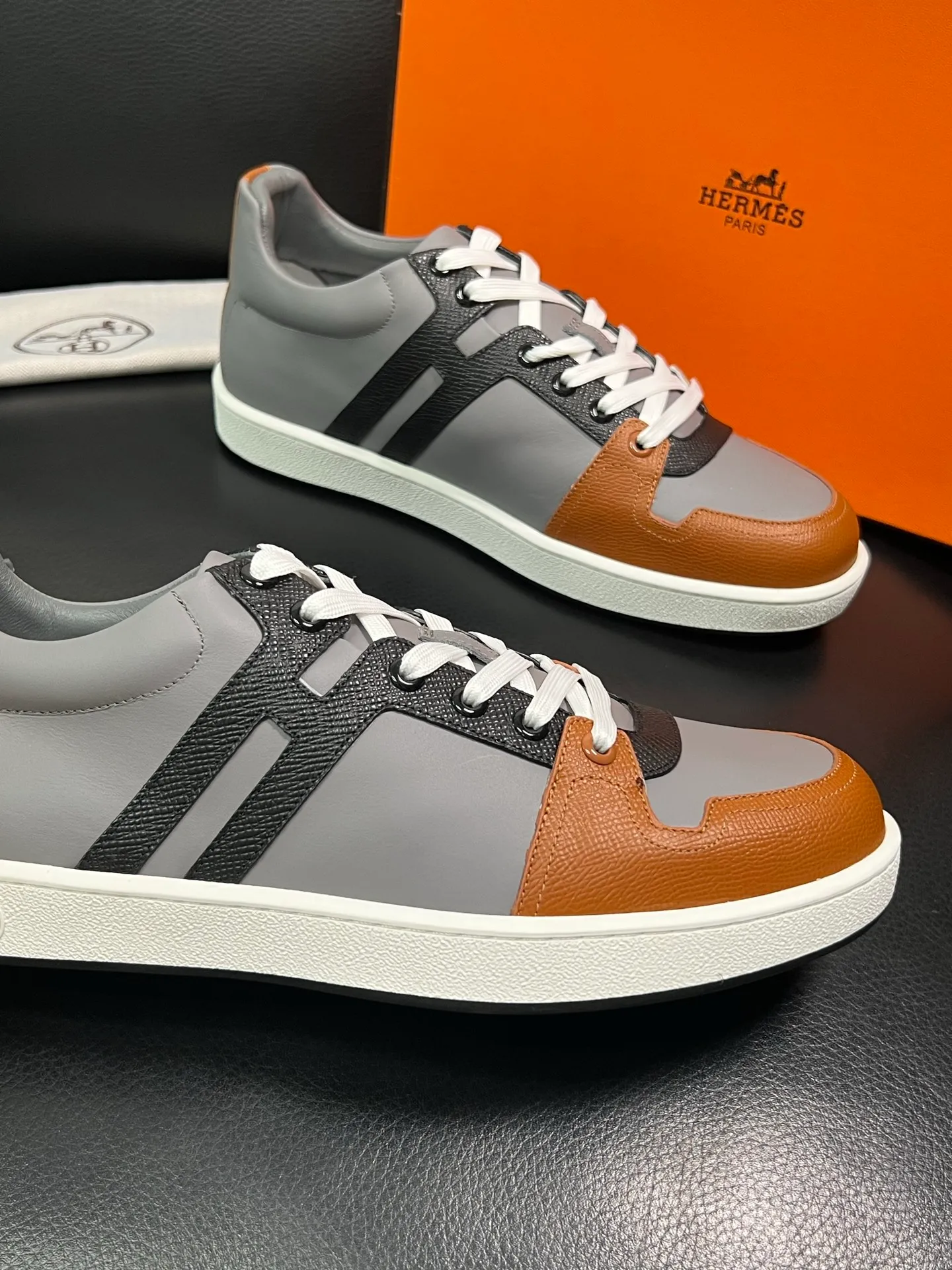 Men's shoes 💰700 Hermes Top Purchasing Agent Hermes counters are on sale at the same time with original factory configuration, original cowhide fabric imported from Italy, high-quality splicing technology, fully imported water-dyed cowhide lining, soles: original soles specially provided by the original factory are super comfortable, the original factory and single goods are of high quality, welcome to compare at the same time at the counter, code number 38-44 (customized 45 46) 85851